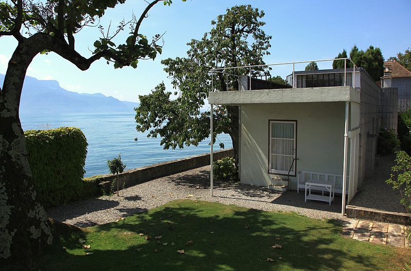 La vue depuis le jardin de la villa sur la petite maison et son toit-terrasse, ainsi que le panorama sur le Lac Léman