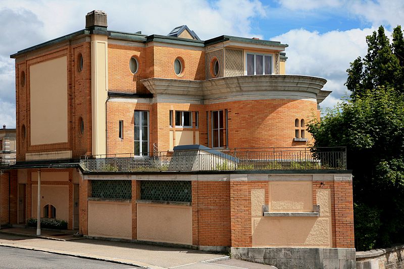 L'originale Villa Schwob et ses formes géométriques variées, ainsi que sa structure en briques qui la différencie des autres œuvres corbuséennes