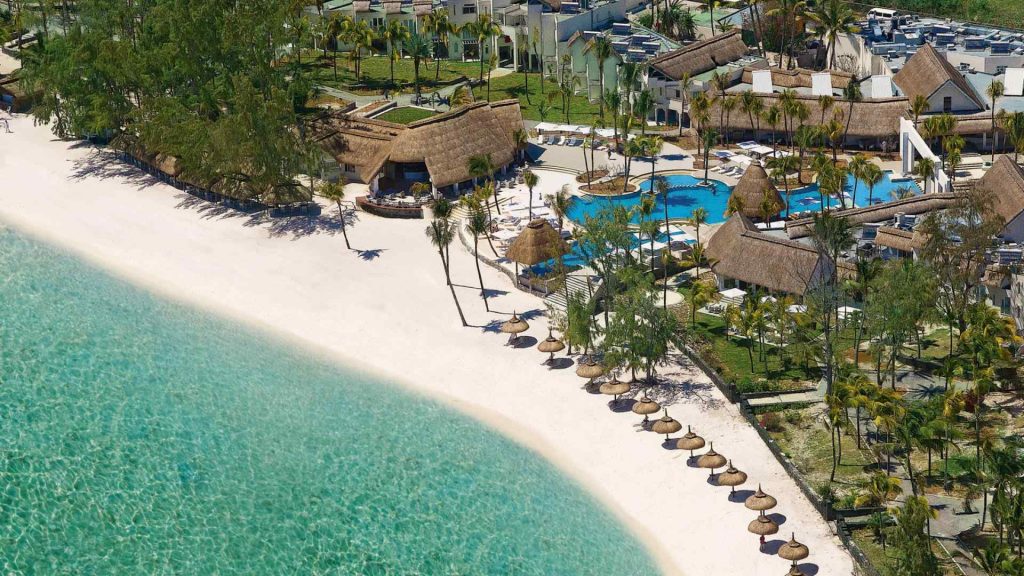 L'hôtel Ambre, sa piscine et sa plage vus du ciel