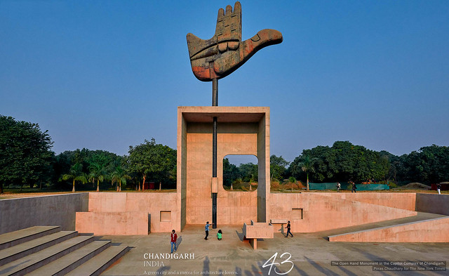 Sculpture de la main ouverte à Chandigarh avec une forêt en arrière-plan