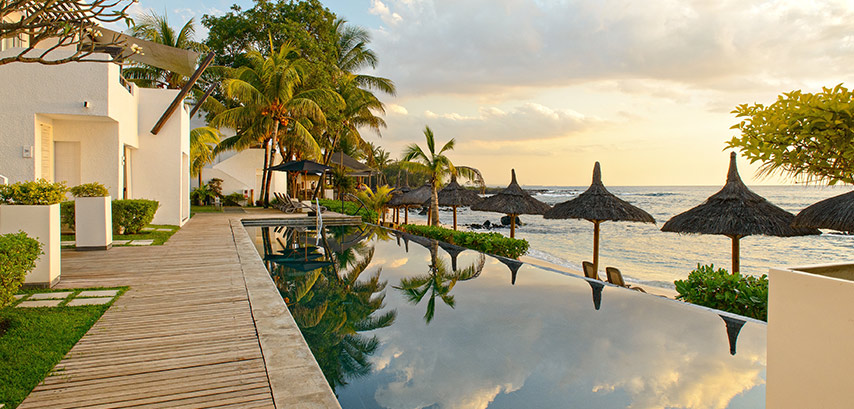 La piscine de l'hôtel Récif Attitude avec vue sur la mer