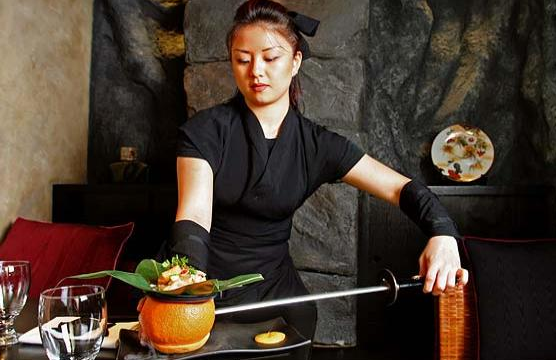 Une serveuse sert le repas avec un sabre