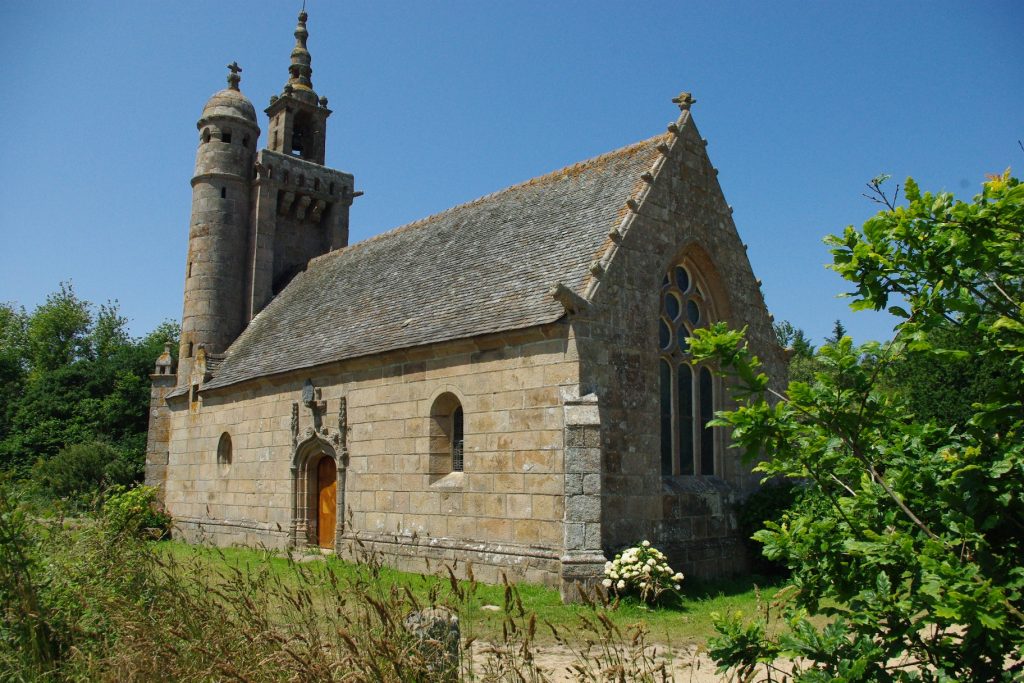 La chapelle dans son écrin de verdure