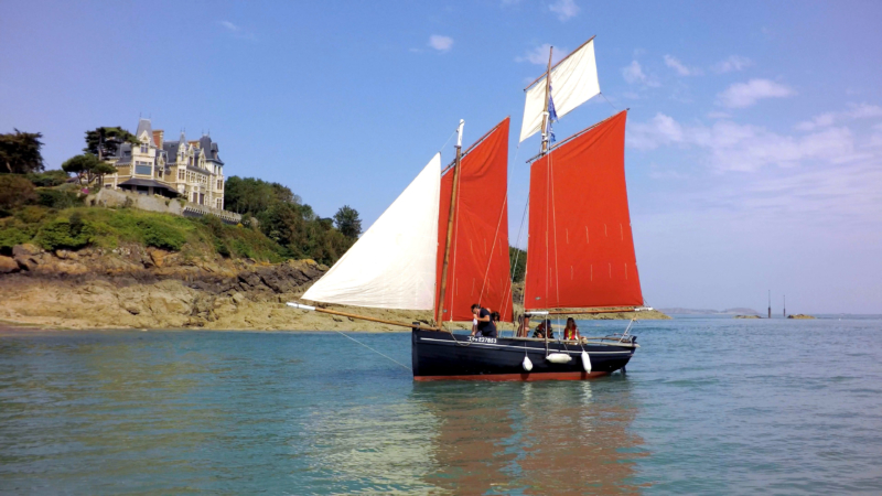 Un voilier au large de la côte bretonne