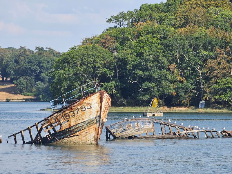 Lieu insolite et poétique le cimetière de bateaux de Kerhervy, Morbihan