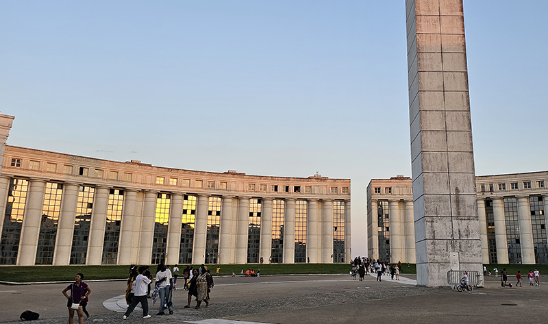 cergy insolite place des colonnes