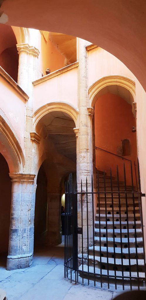 escalier vieux lyon traboules