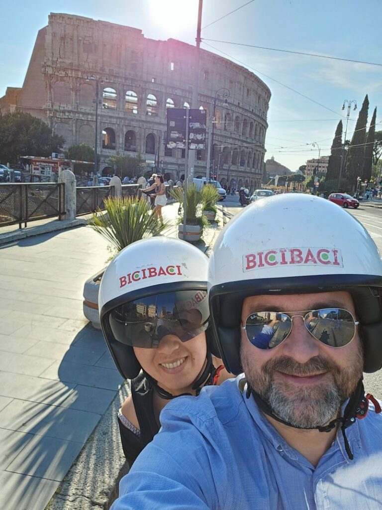 via Appia Antica scooter vespa à Rome