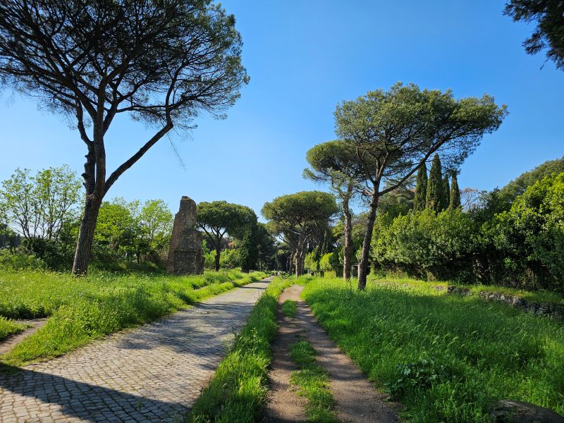 via Appia Antica scooter vespa à Rome