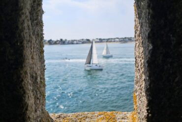 un bateau dans la rade de Lorient du port-Louis