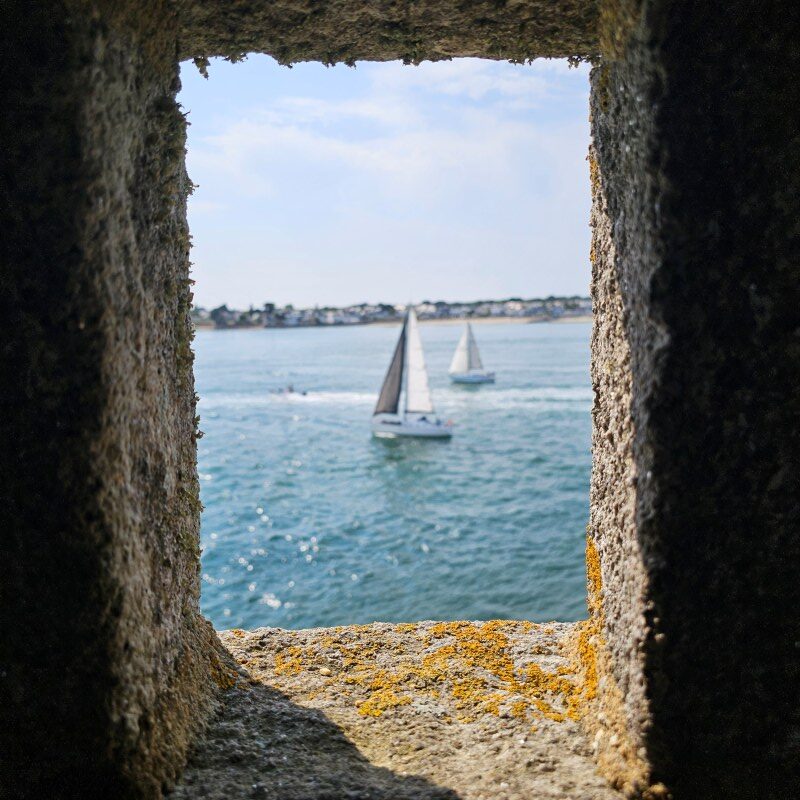 un bateau dans la rade de Lorient du port-Louis