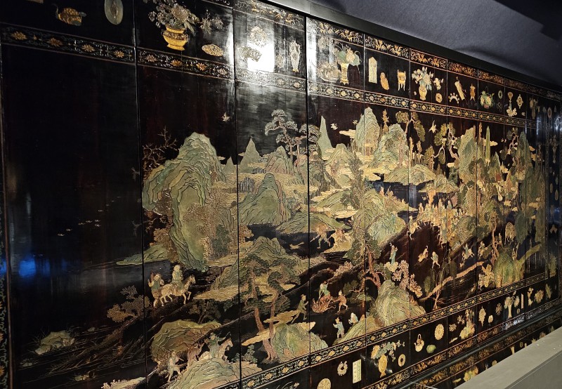 Le paravent de la côte de Coromandel, La Chasse de l’empereur Kangxi dans la réserve de Mulan, Chine, période Kangxi (1662-1722), exposé au Musée de la Compagnie des Indes de Port-Louis