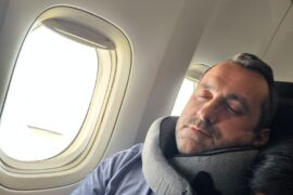 voyageur dormant confortablement avec un coussin de voyage