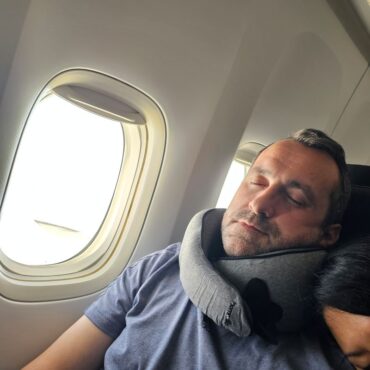 voyageur dormant confortablement avec un coussin de voyage