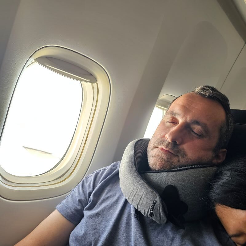 voyageur dormant confortablement avec un coussin de voyage