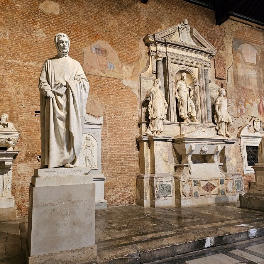 La tombe de la Leonardo Fibonacci, le célèbre mathématicien