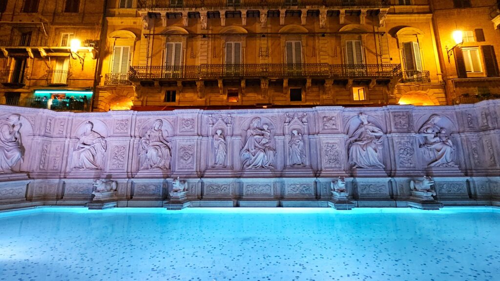 la Fonte Gaia à Sienne la nuit