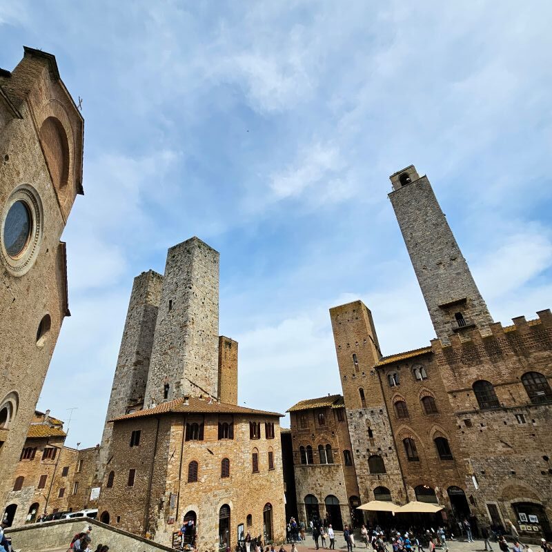 piazza duomo san gimignano toscane